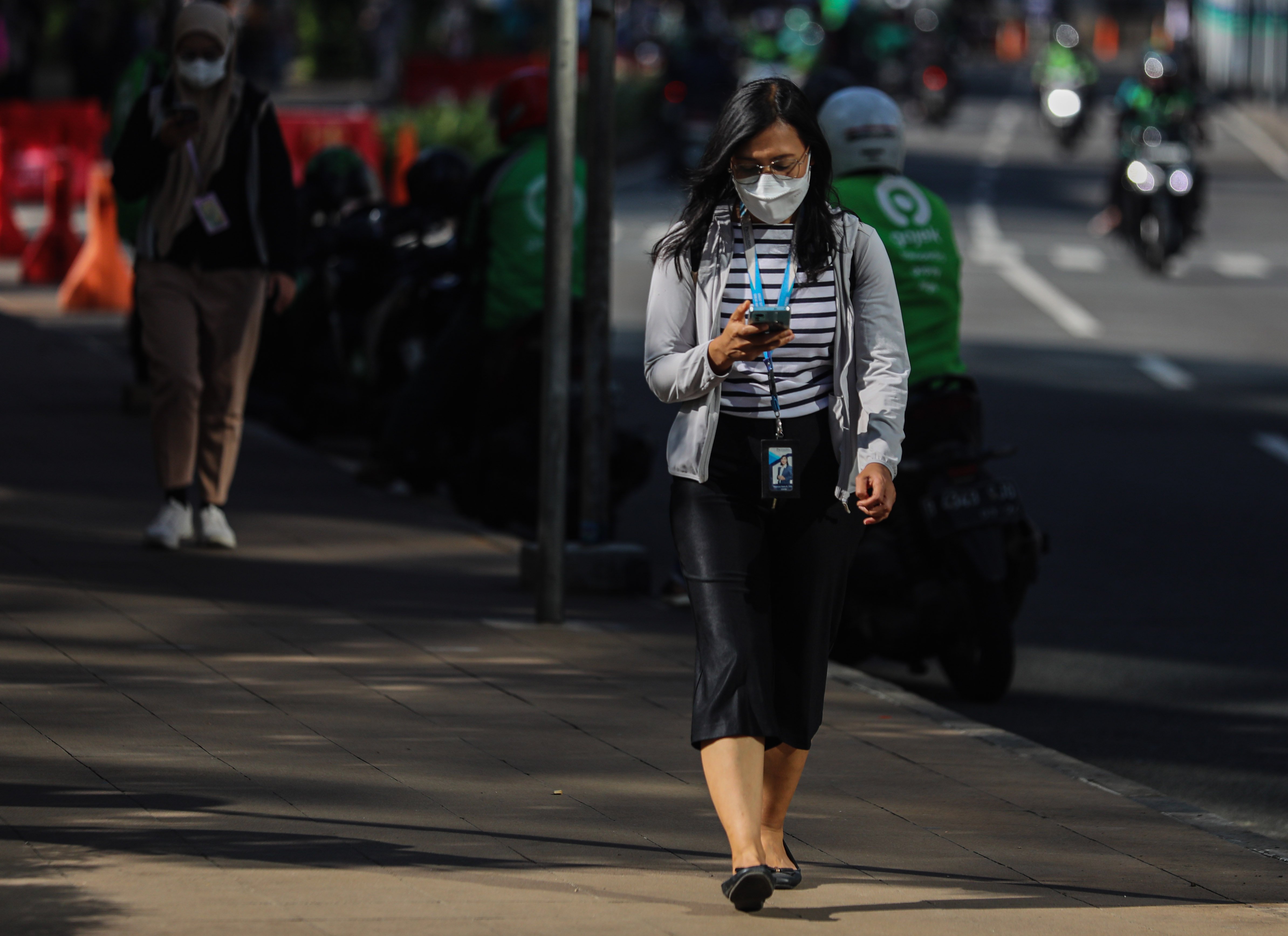 Ilusrasi : Pekerja menggunakan maker saat berjalan di kawasan Dukuh Atas, Jakarta, Kamis (21/3/2024). 