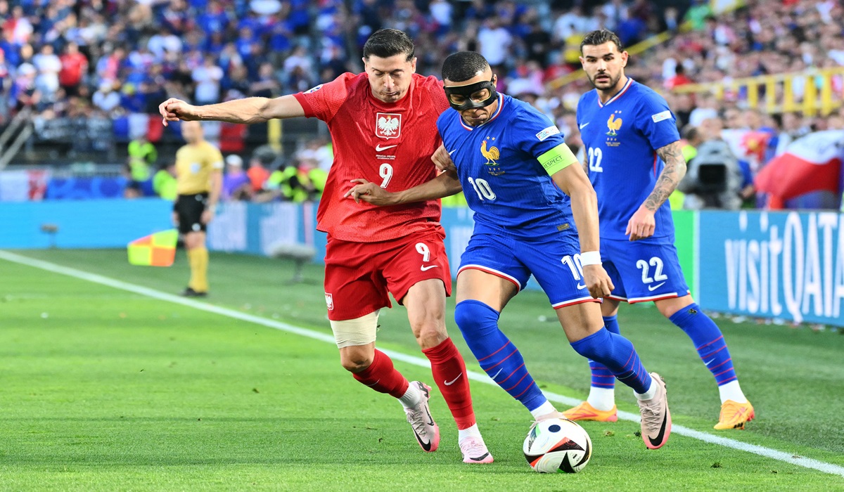 Penyerang Polandia Robert Lewandowski bertarung dengan striker Prancis Kylian Mbappe di laga Euro 2024.