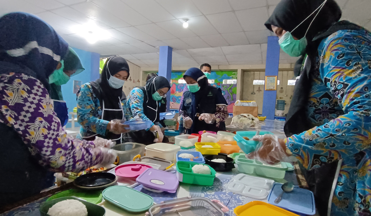  Petugas dinas kesehatan menyiapkan makan siang gratis dalam simulasi yang digelar di SMP Negeri 2 Curug.