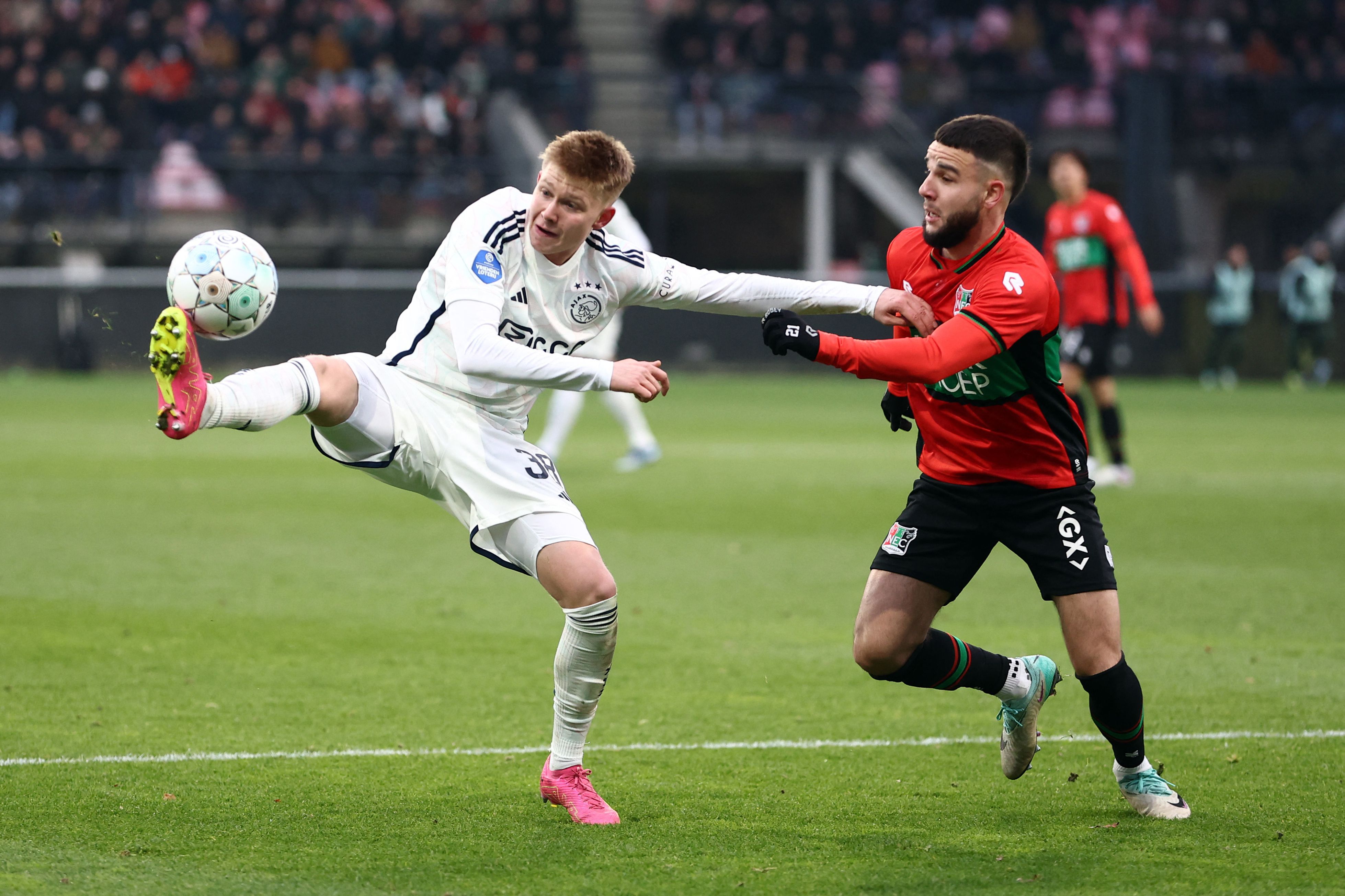 Pemain NEC Nijmegen's Calvin Verdon (kanan) berusaha merebut bola dari pemain Ajax' Kristian Hlynsson (kiri)