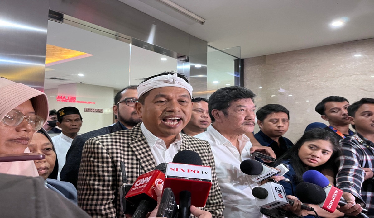 Politikus Partai Gerindra Dedi Mulyadi bersama keluarga terpidana kasus pembunuhan Vina di Bareskrim Polri.