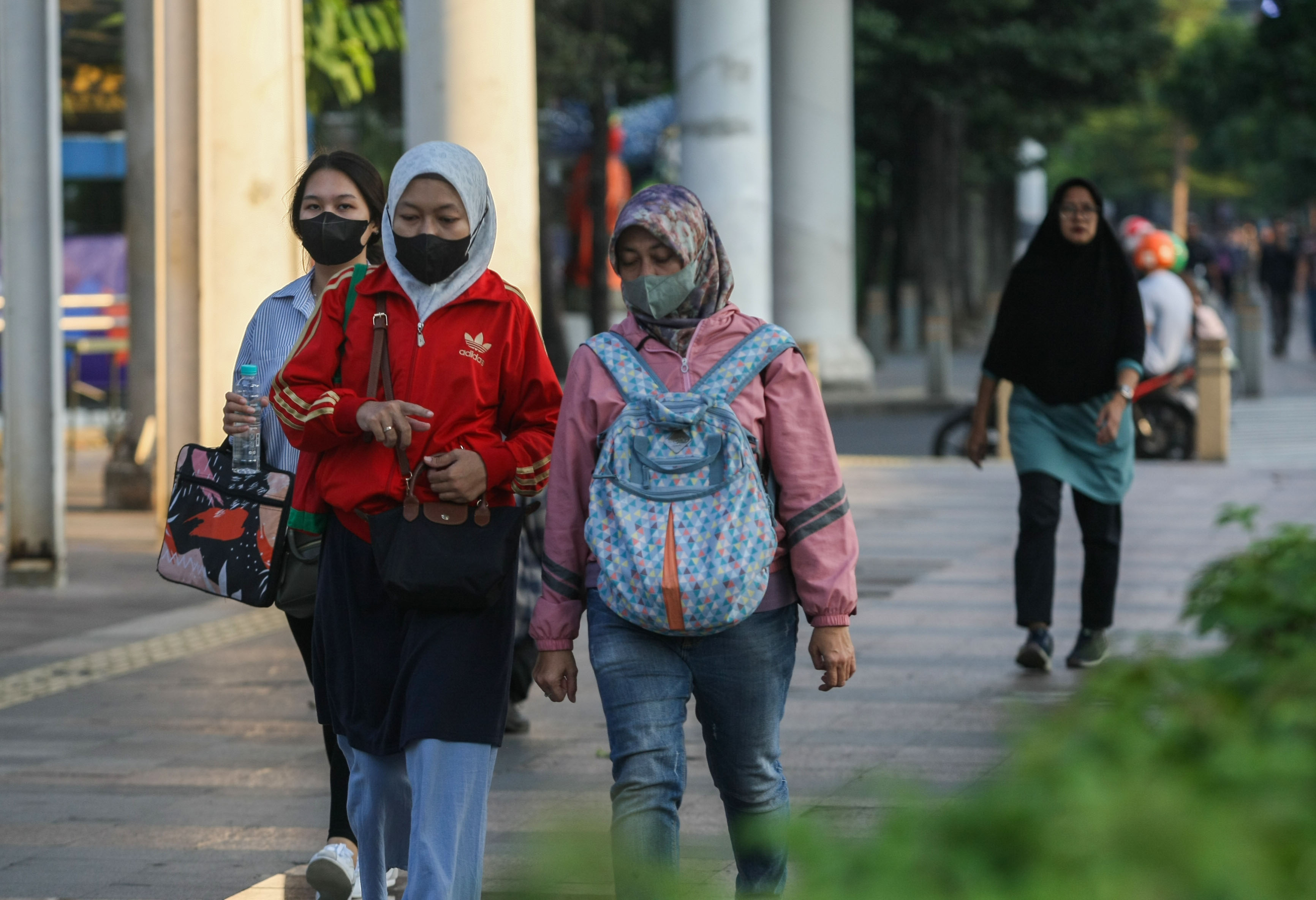 Para pekerja sebagian mengenakan masker saat jam pulang kantor di kawasan Sudirman, Jakarta, Jumat (07/06/2024). 