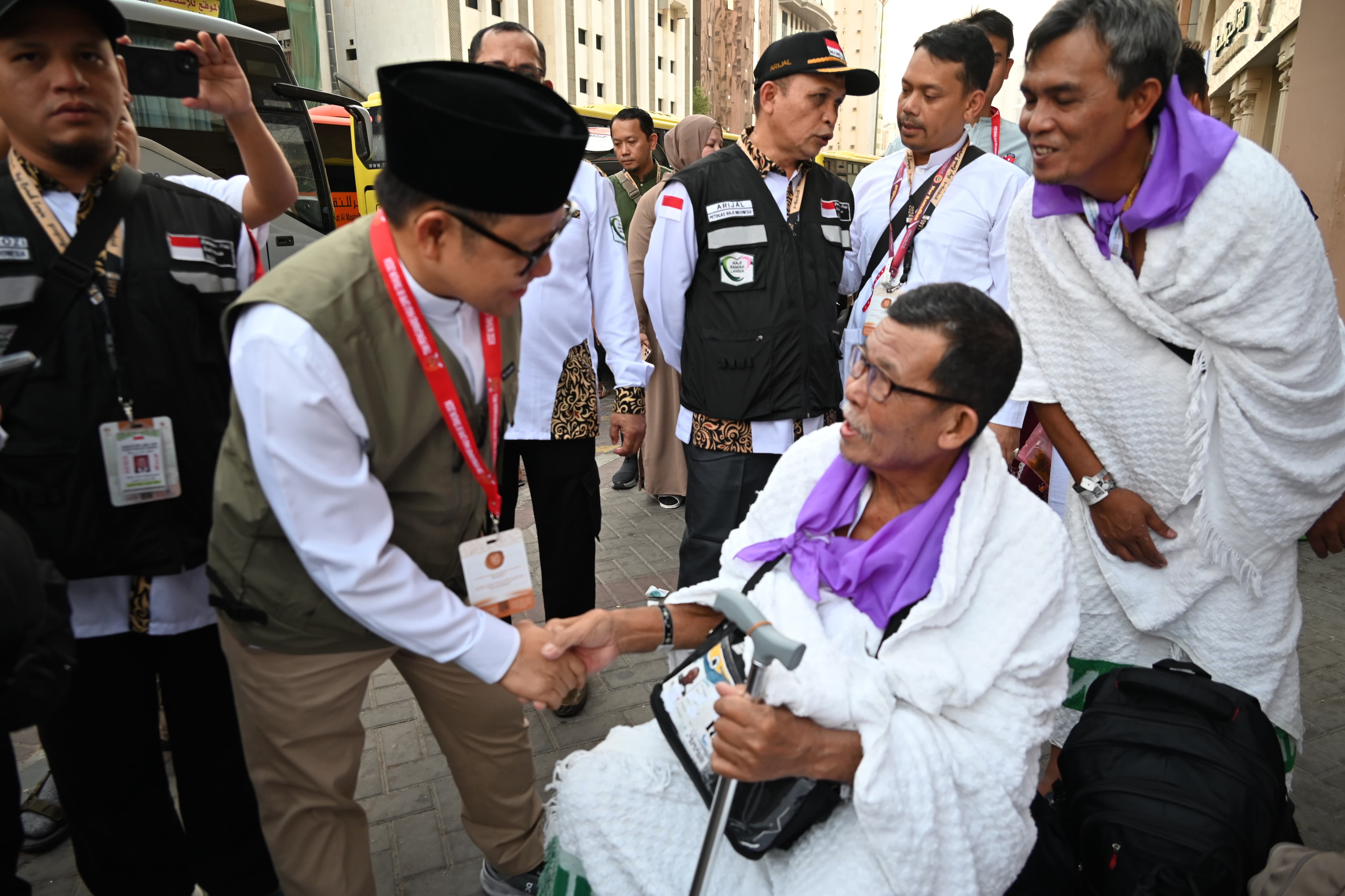Ketua Tim Pengawas (Timwas) Haji DPR RI Muhaimin Iskandar (kedua dari kiri) menyapa jemaah haji Indonesia.