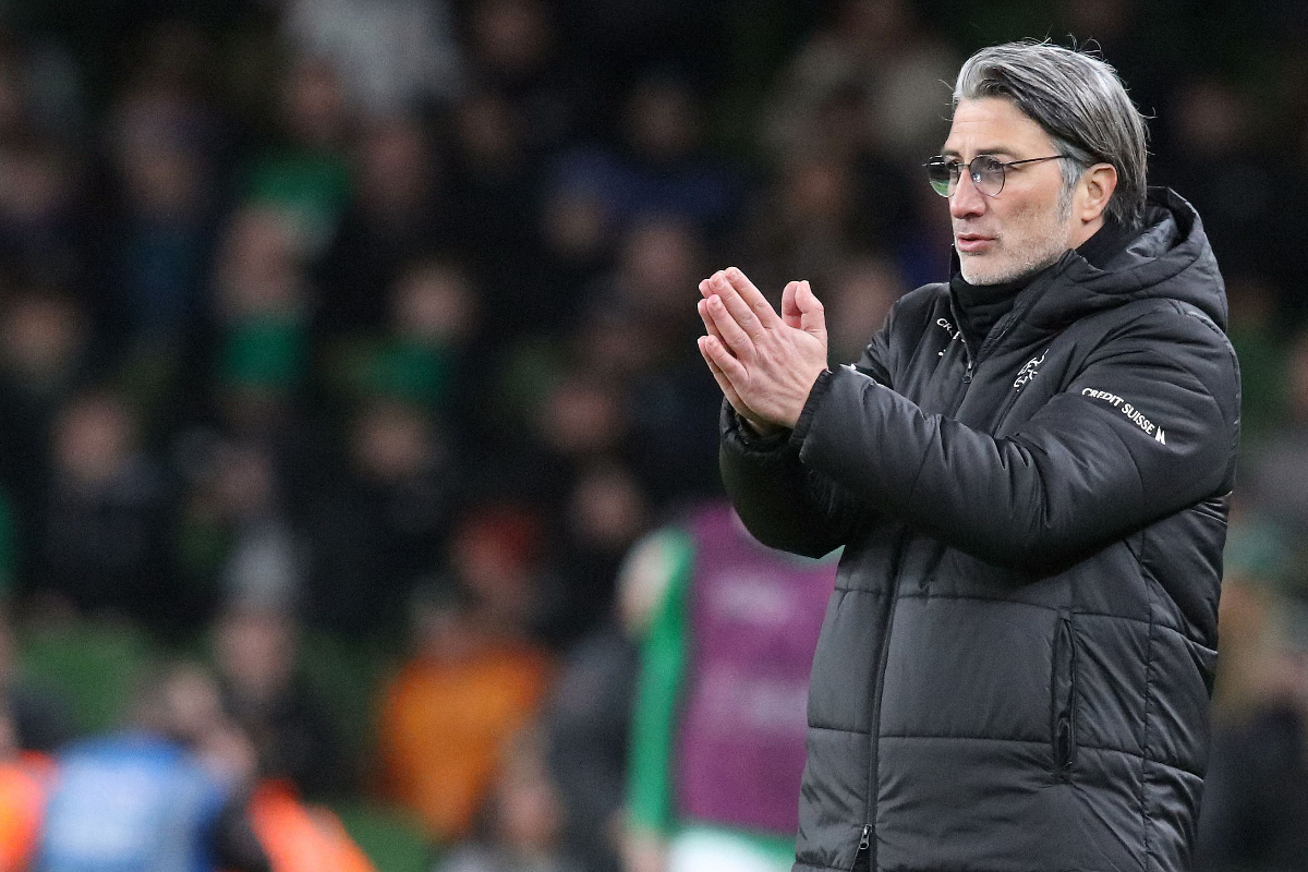 Pelatih Swiss asal Turki Murat Yakin memberi isyarat selama pertandingan sepak bola persahabatan internasional antara Irlandia dan Swiss, di