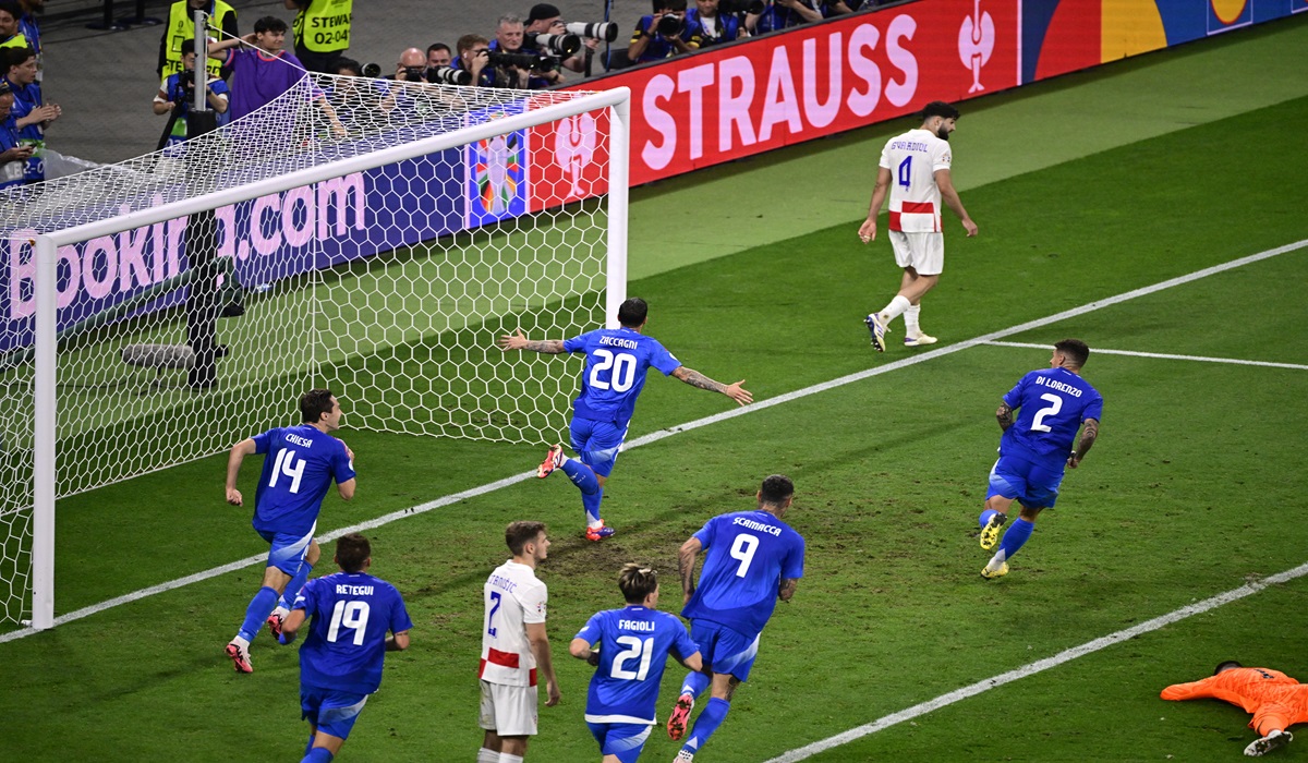 Penyerang Italia Mattia Zaccagni (nomor punggung 20) melakukan selebrasi usai mencetak gol ke gawang Kroasia di laga Euro 2024.