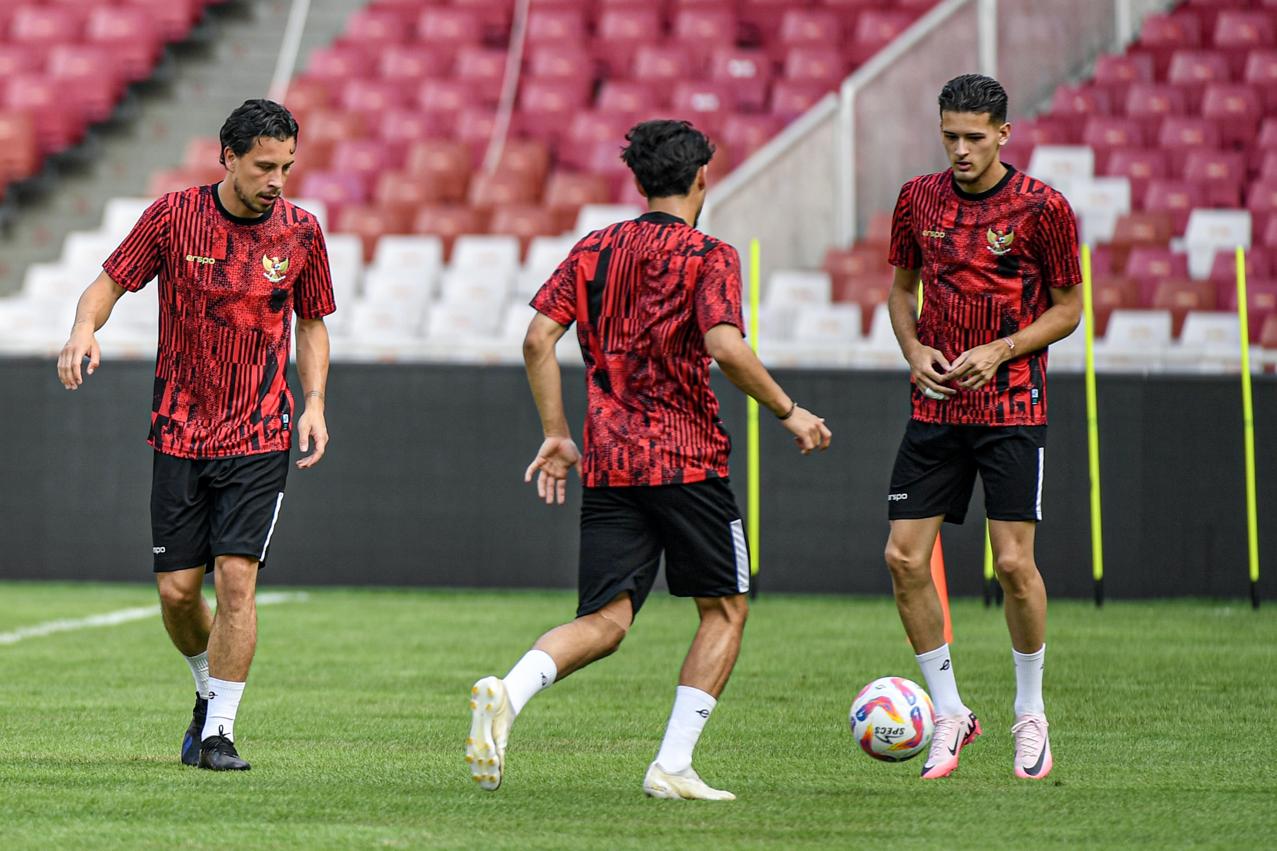 Pemain Timnas Indonesia Thom Haye (kiri) dan Justin Hubner (kanan) melakukan latihan di SUGBK, Jakarta. 