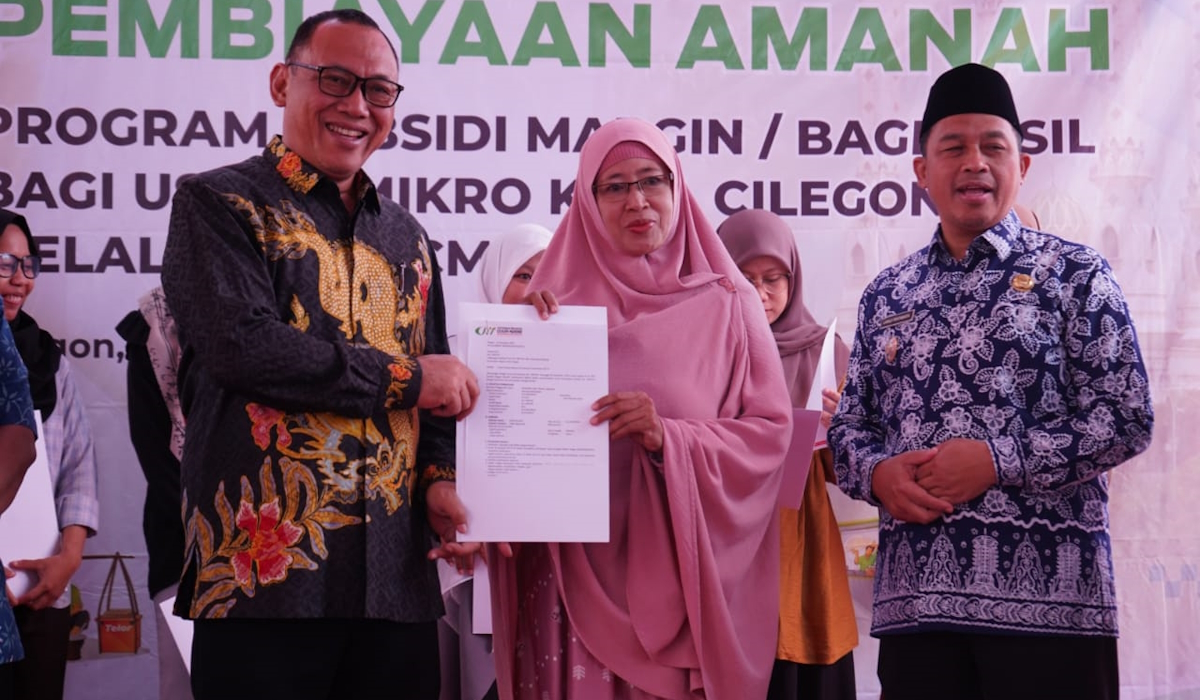 Wali Kota Cilegon Helldy Agustian didampingi Wakil Wali Kota Cilegon Sanuji Pentamarta menyerahkan bantuan modal kepada pelaku UMKM Cilegon