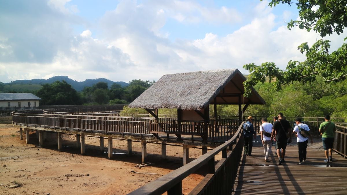Wisatawan lokal berkunjung ke Pulau Padar di area Taman Nasional Komodo di Kabupataen Manggarai Barat, Nusa Tenggara Timur, Sabtu (23/3)