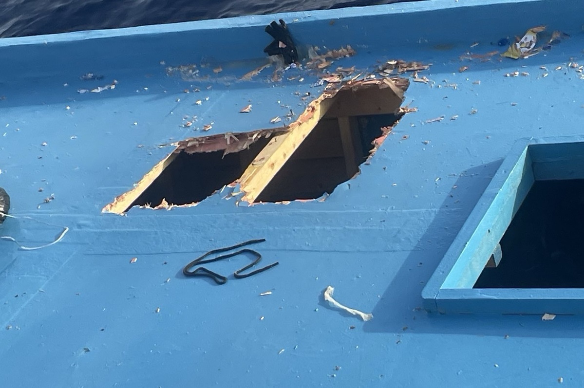 Setidaknya 11 orang tewas dan 64 lainnya hilang setelah dua kapal karam di lepas pantai selatan Italia. 