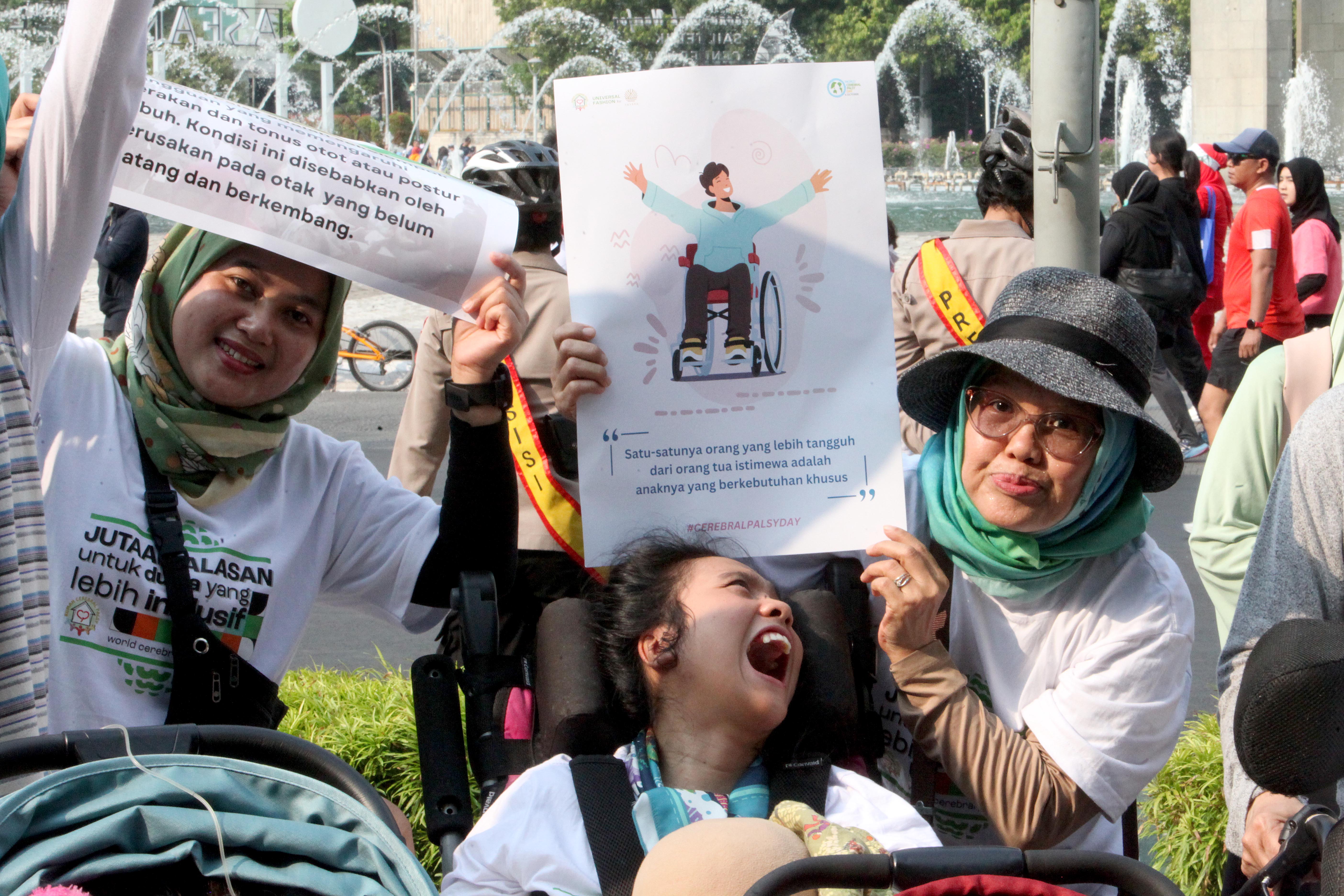 Peringatan Hari Celebral Palsy dunia di Hari Bebas Kendaraan Bermotor (HBKB) di Kawasan Thamrin, Jakarta, Minggu (8/10/2023).