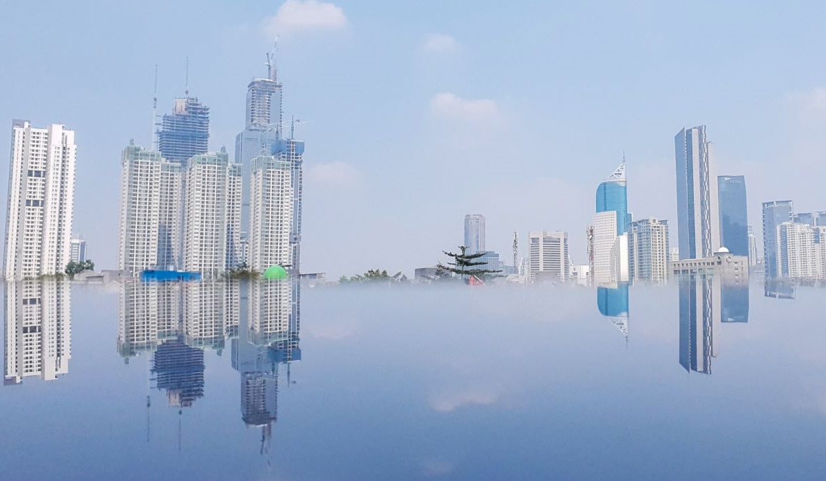Refleksi gedung bertingkat di Jakarta, Kamis (26/8/2021).