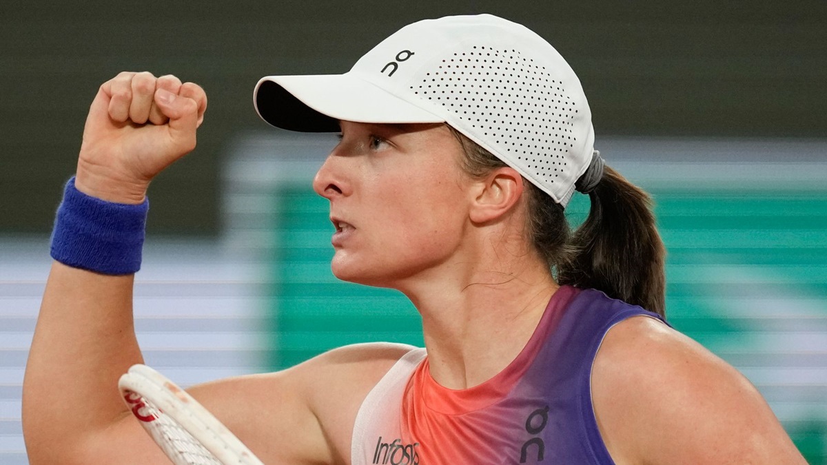 Iga Swiatek melaju ke babak 16 besar Prancis Terbuka dengan kemenangan meyakinkan 6-4, 6-2 atas Marie Bouzkova di Roland-Garros. 