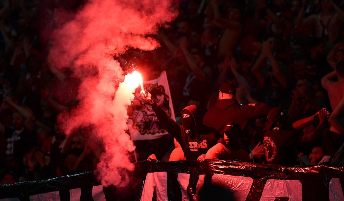 Ilustrasi pemasangan flare atau kembang api di stadion sepak bola.