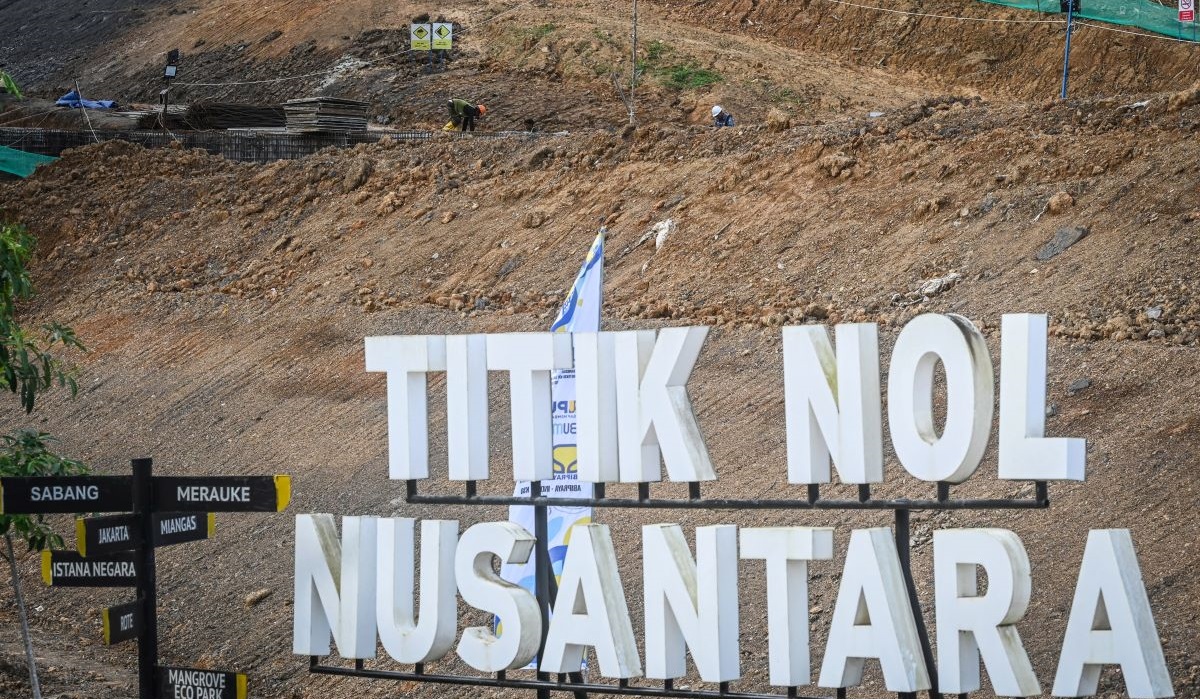 Pekerja menyelesaikan pembangunan di Kawasan Inti Pusat Pemerintahan (KIPP) Ibu Kota Nusantara (IKN), Kabupaten Penajam Paser Utara.