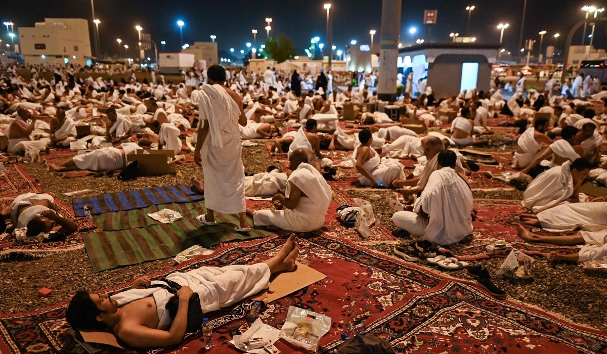 Jemaan haji di Muzdalifah sebelum berangkat ke Mina.