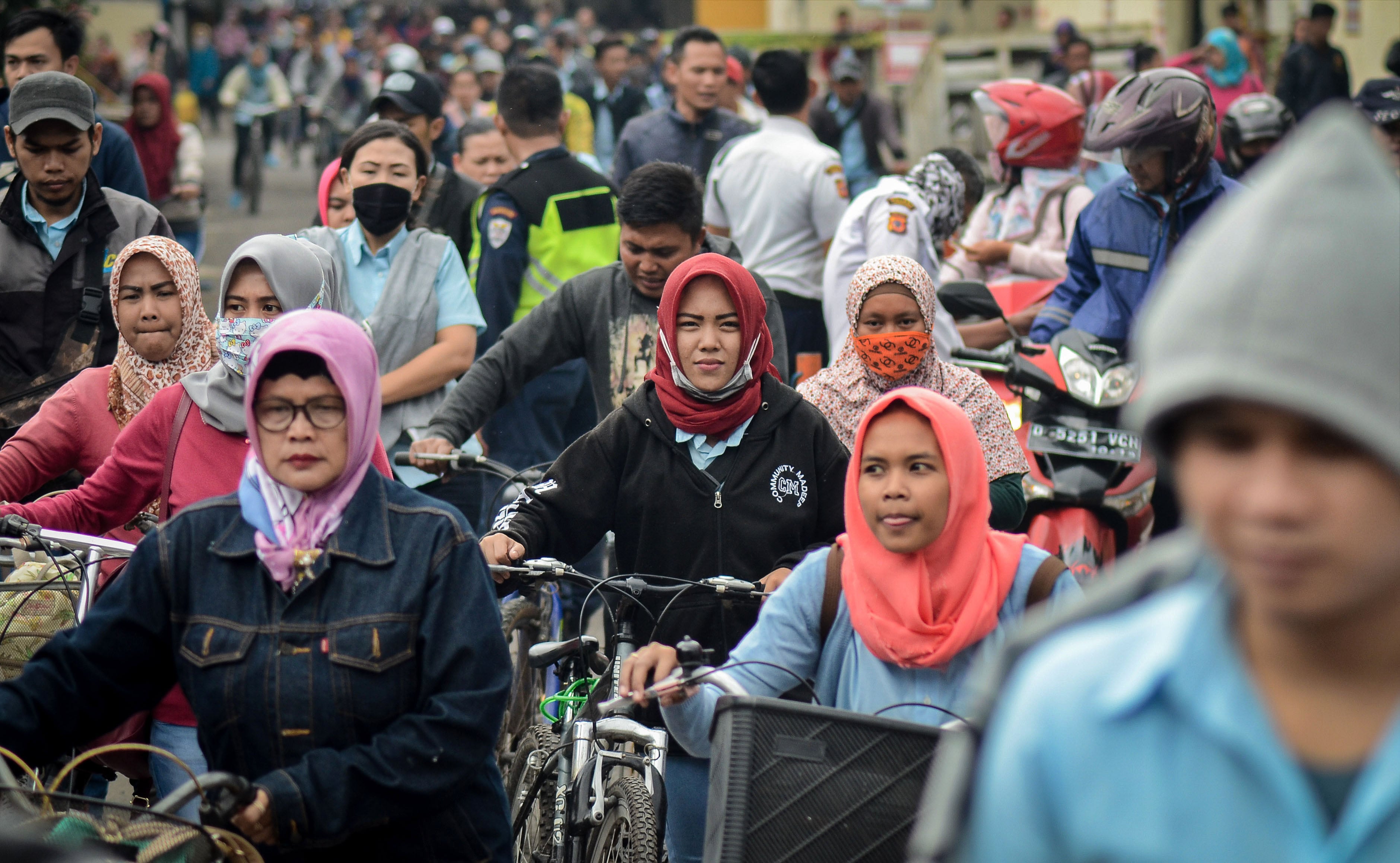 Sejumlah pekerja di salah satu pabrik tekstil di Kabupaten Sumedang. 
