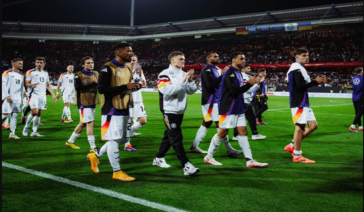 Para pemain timnas Jerman menyapa para pendukung mereka selepas laga persahabatan melawan timnas Ukraina.