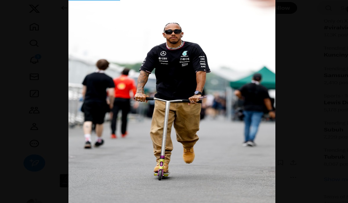 Pembalap Mercedes Lewis Hamilton