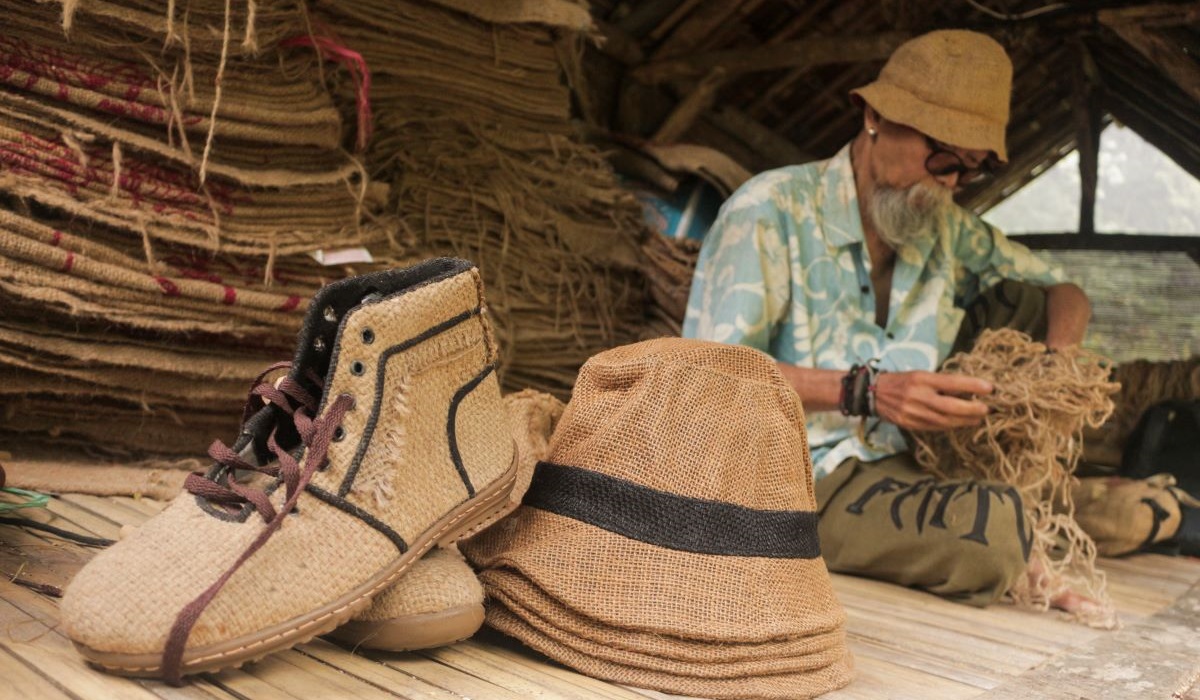 Perajin menunjukkan kerajinan berbahan karung goni di Kadudampit, Kabupaten Sukabumi, Jawa Barat, Jumat (19/1/2024).