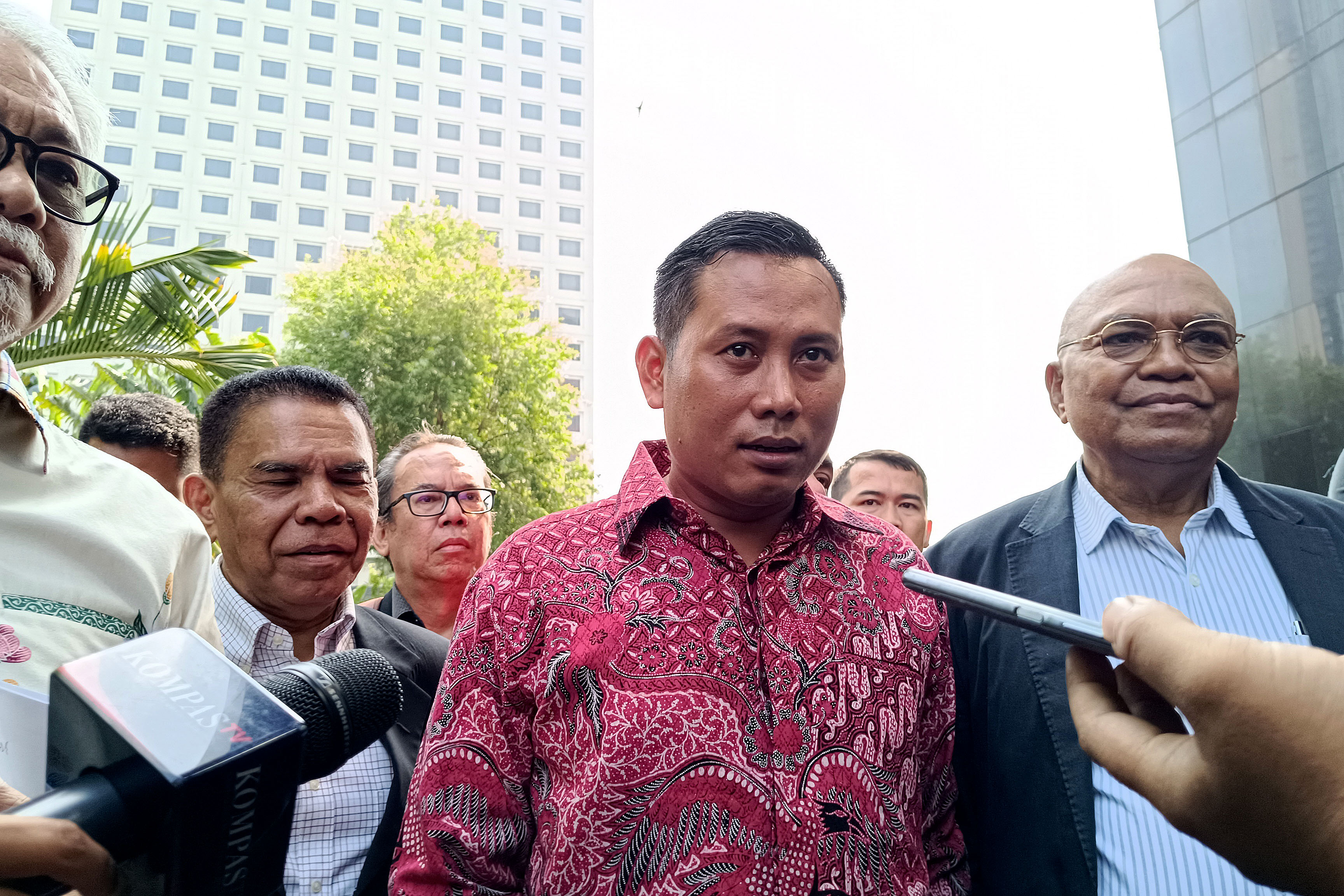  Staf Sekjen PDIP Hasto Kristiyanto, Kusnadi didampingi tim hukum menjalani pemeriksaan di Gedung KPK, Jakarta, Rabu (19/6/2024)