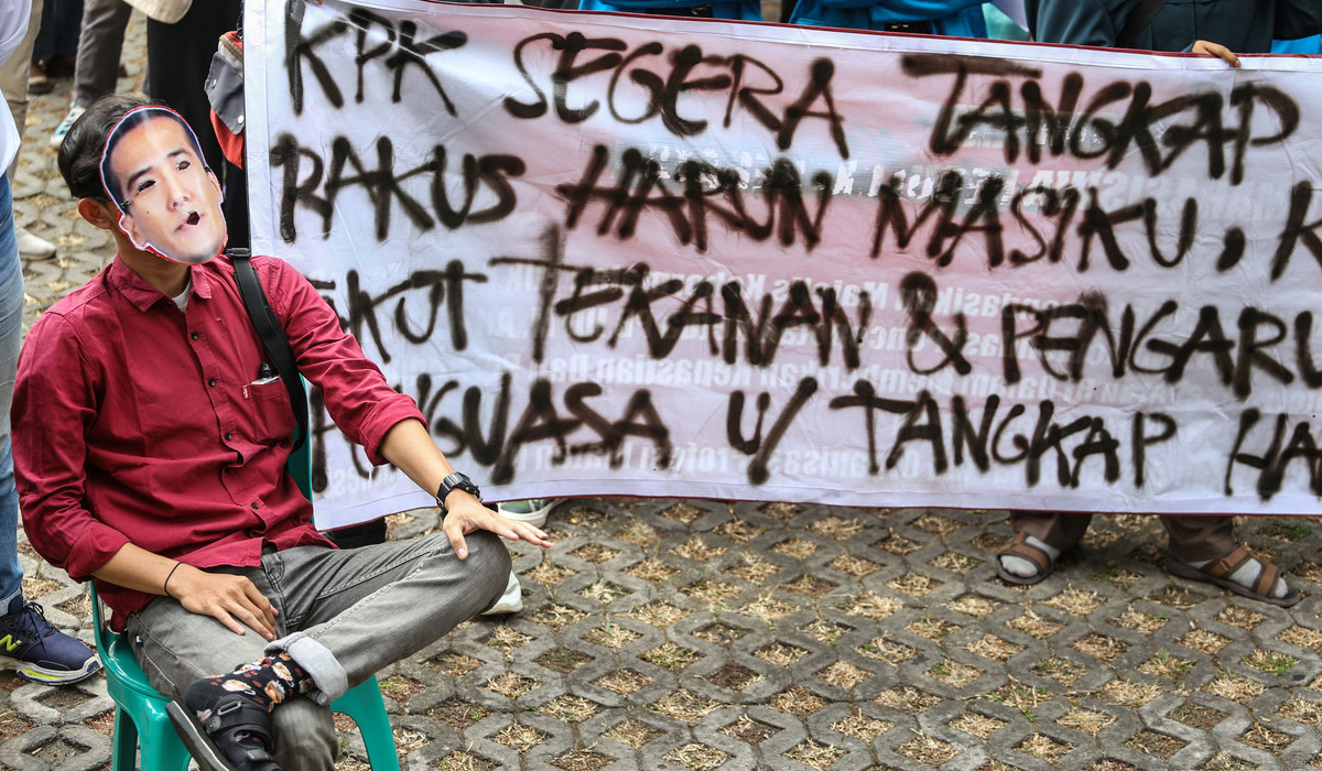 Mahasiswa yang tergabung dalam Solidaritas BEM Indonesia menggunakan topeng berwajah Harun Masiku.