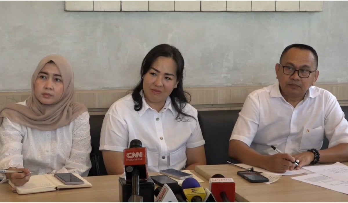 Stephanie Sugianto (tengah) bersama kuasa hukumnya.