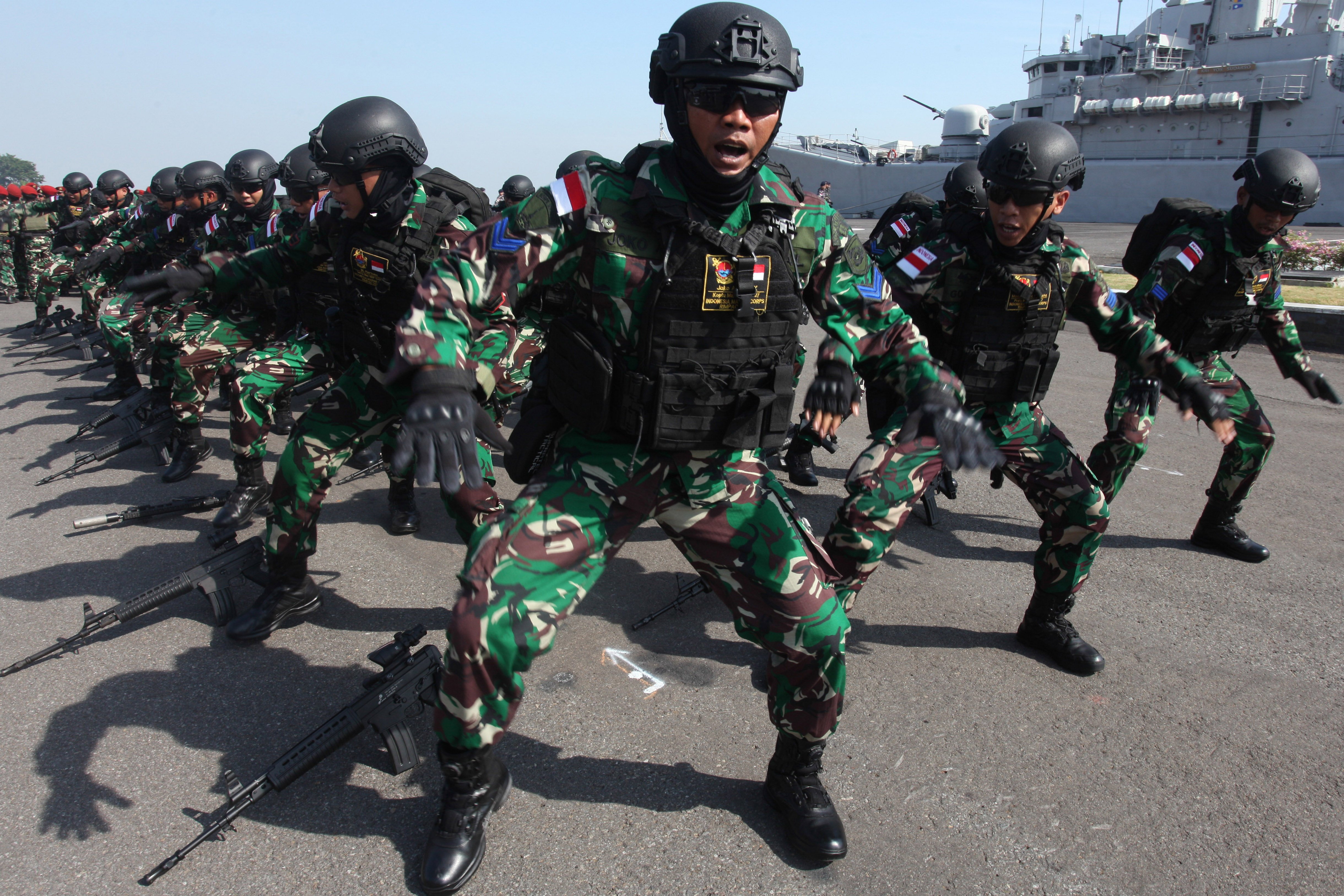 Sejumlah prajurit Korps Marinir TNI AL meneriakkan Yel Yel
