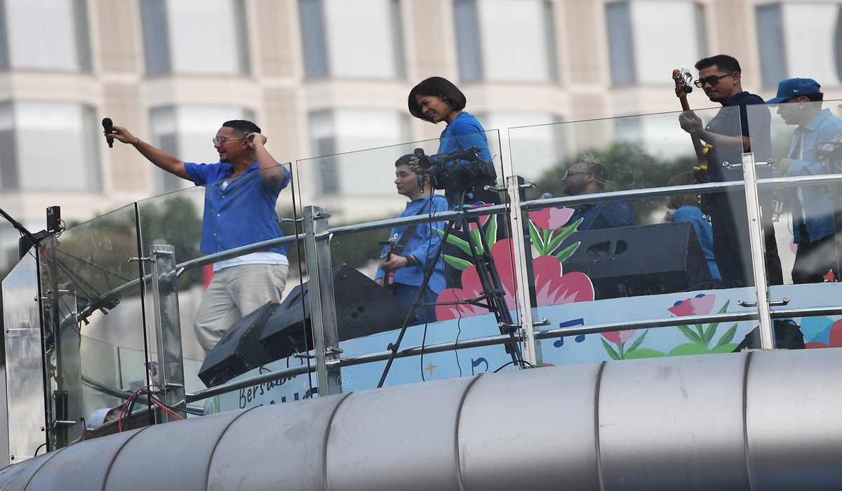 Amliq & D'Essentials saat tampil di Stasiun MRT Bundaran HI, Jakarta, Minggu (12/5/2024).