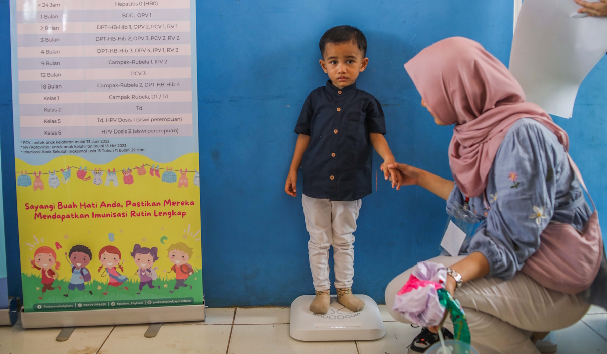 Para orang tua menimbangkan balitanya di Pos Pelayanan Terpadu (Posyandu) terintegrasi di RPTRA Taman Sawo, Jakarta 