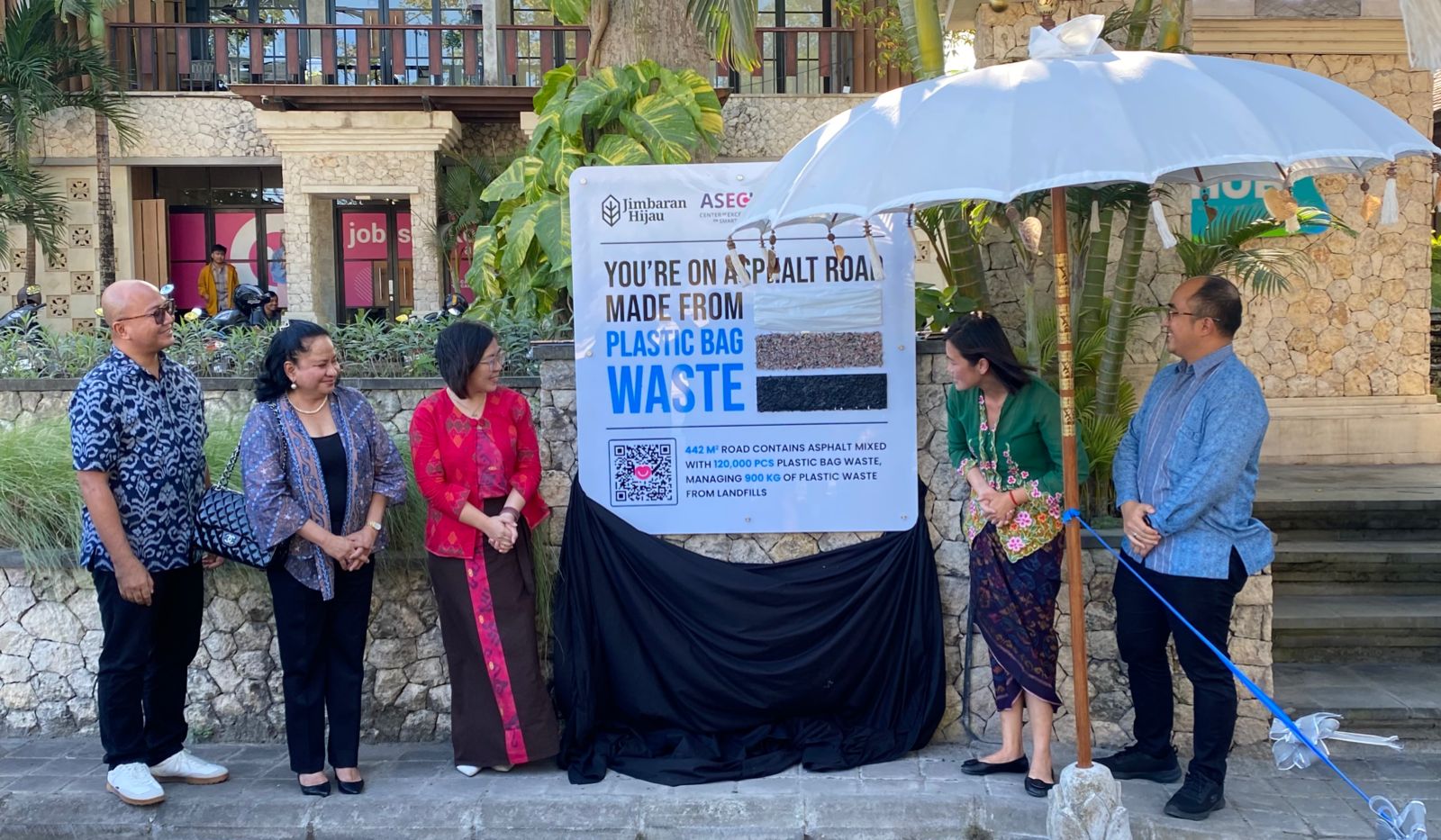 Peresmian Showcase Nasional Jalan Aspal Plastik di Jimbaran Hijau, Bali, Selasa (11/07). 