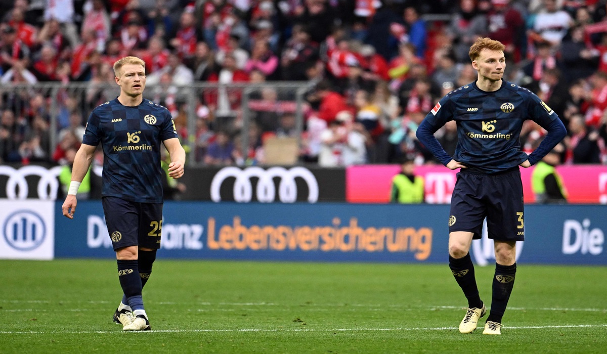 Bek Liverpool, yang musim lalu bermain di Mainz, Sepp van den Berg (kanan)