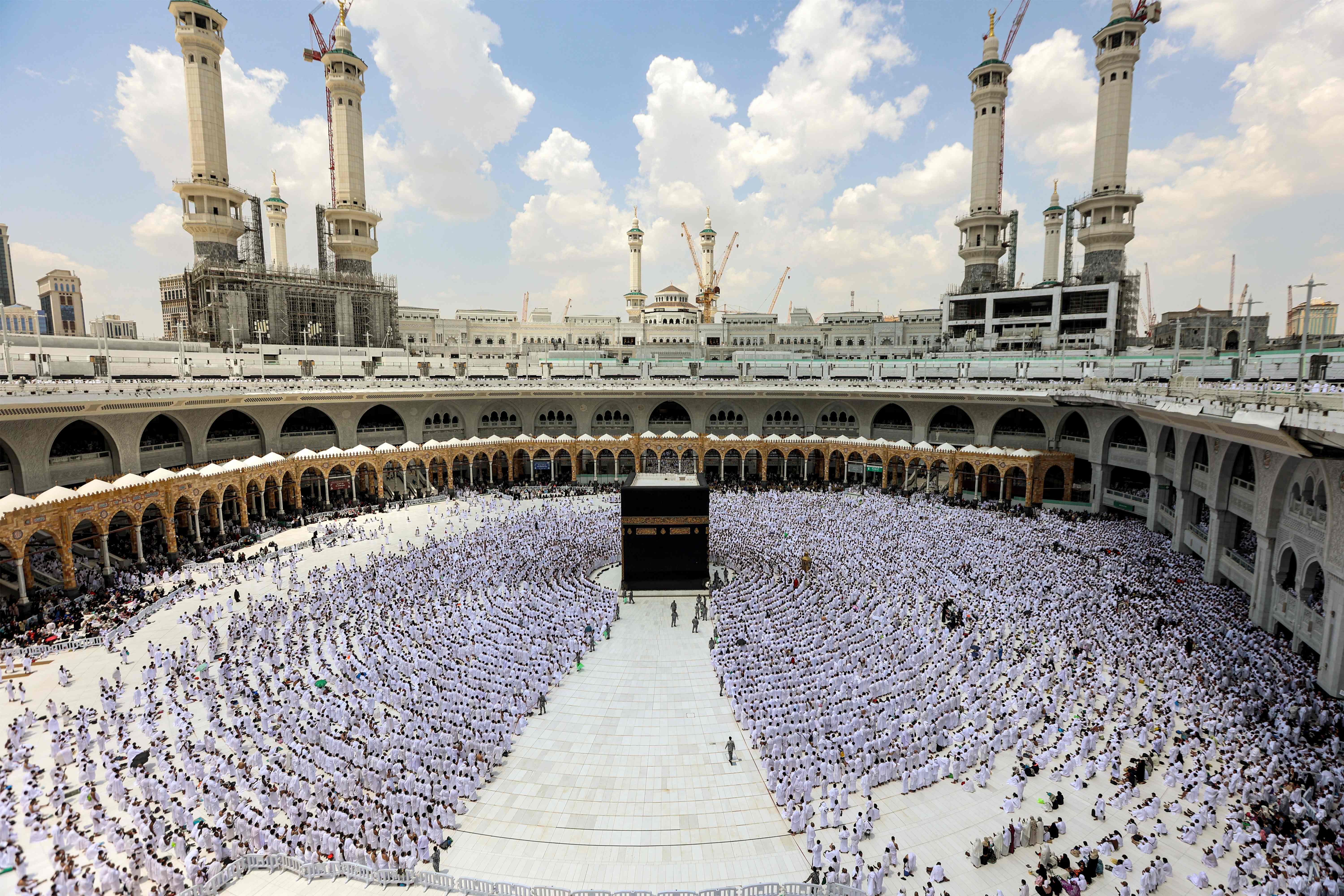 Umat muslim berjalan mengitari Ka'bah