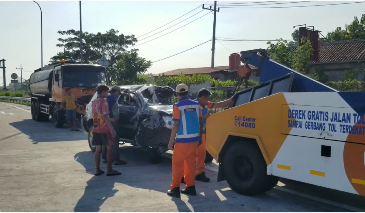 Mobil yang terlibat kecelakaan tunggal.