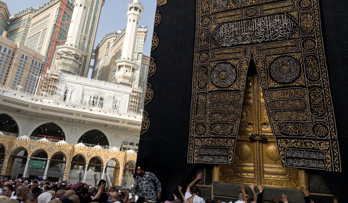 Sejumlah umat Islam berusaha menyentuh pintu kakbah seusai tawaf di Masjidil Haram, Makkah, Arab Saudi, Minggu (19/5/2024).