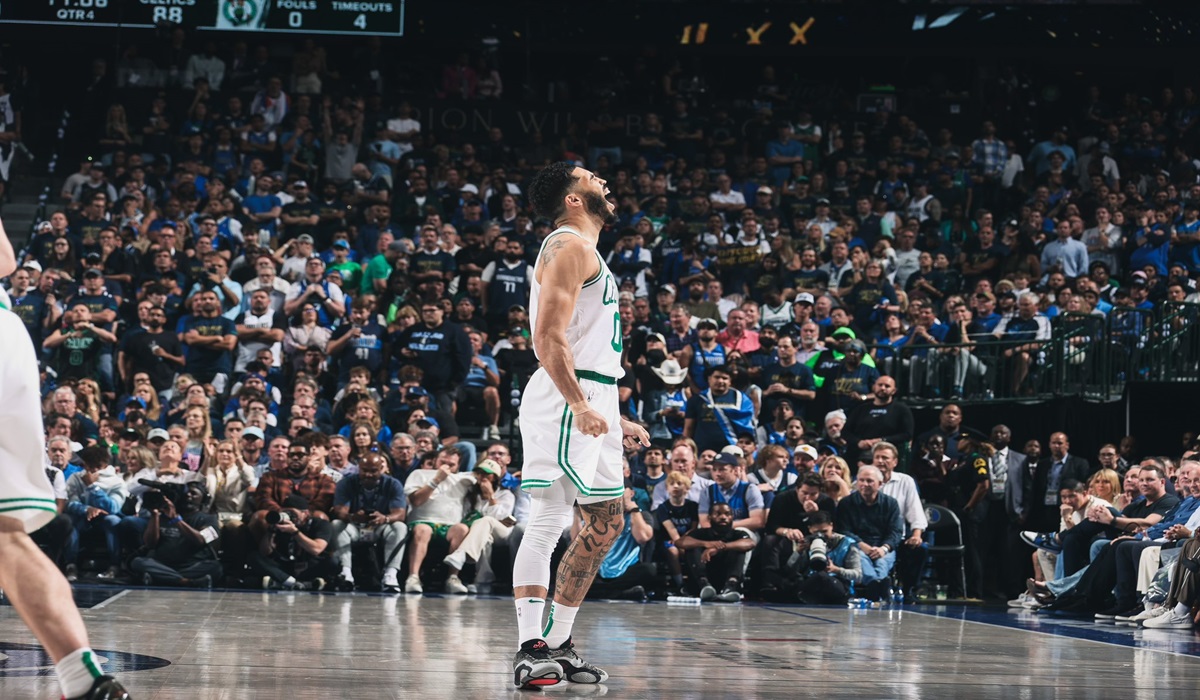 Bintang Boston Celtics Jayson Tatum melakukan selebrasi usai mencetak poin di Gim 3 Final NBA melawan Dallas Mavericks, Kamis (13/6) WIB.