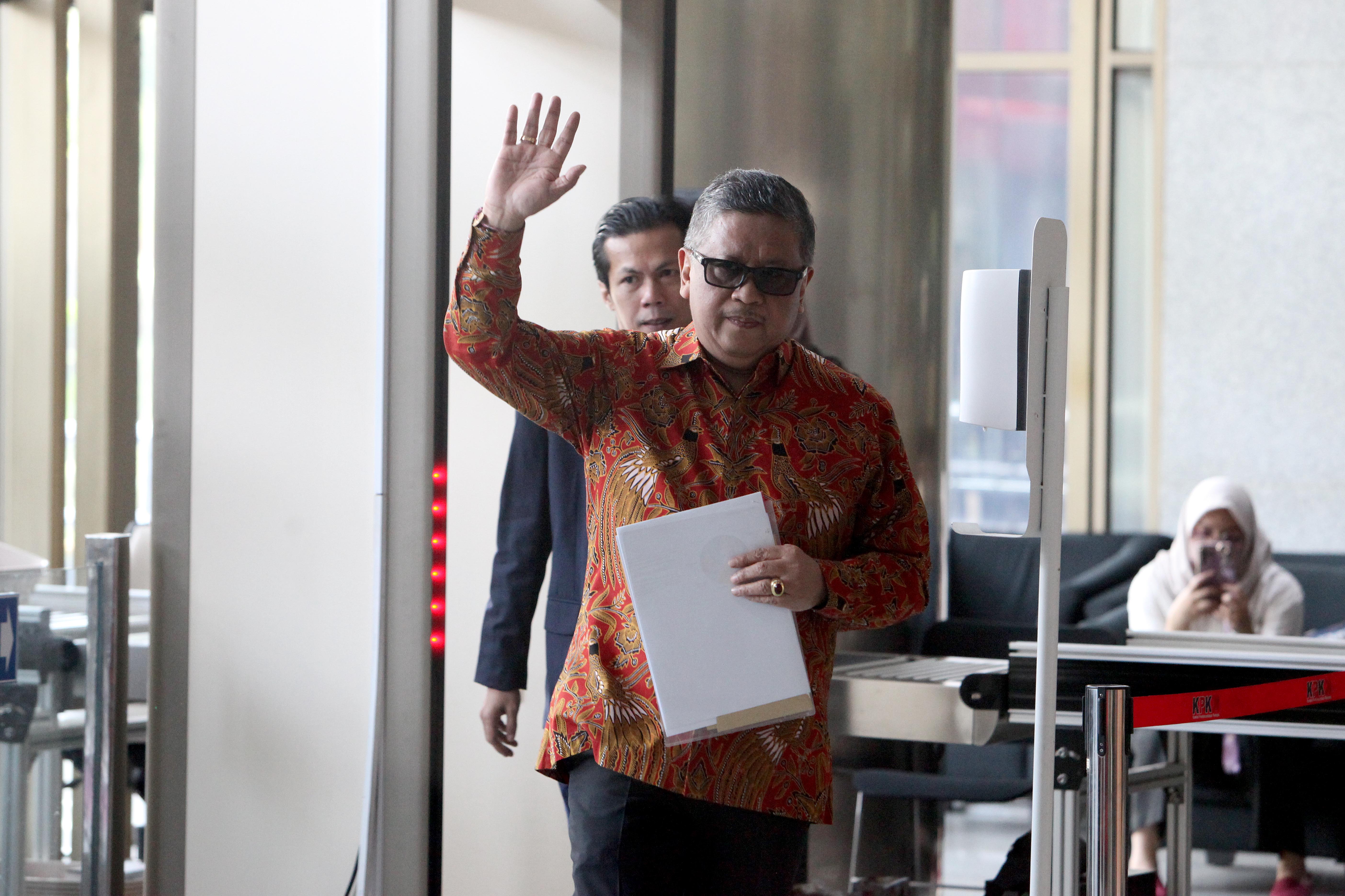 Sekjen Partai Demokrasi Indonesia (PDIP) Hasto Kristiyanto (tengah) didampingi tim kuasa hukum 