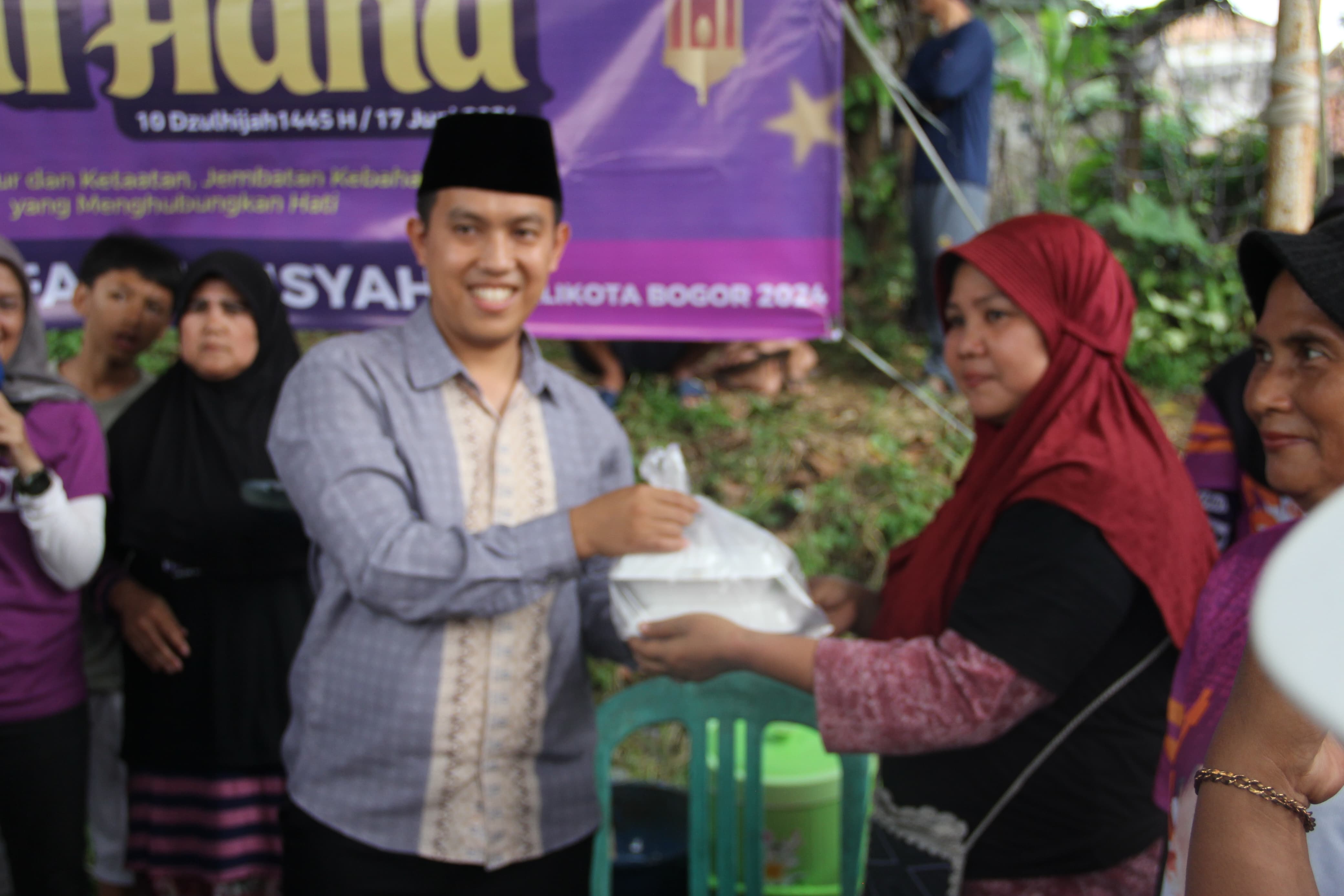 Penyaluran daging kurban yang sudah dimasak.