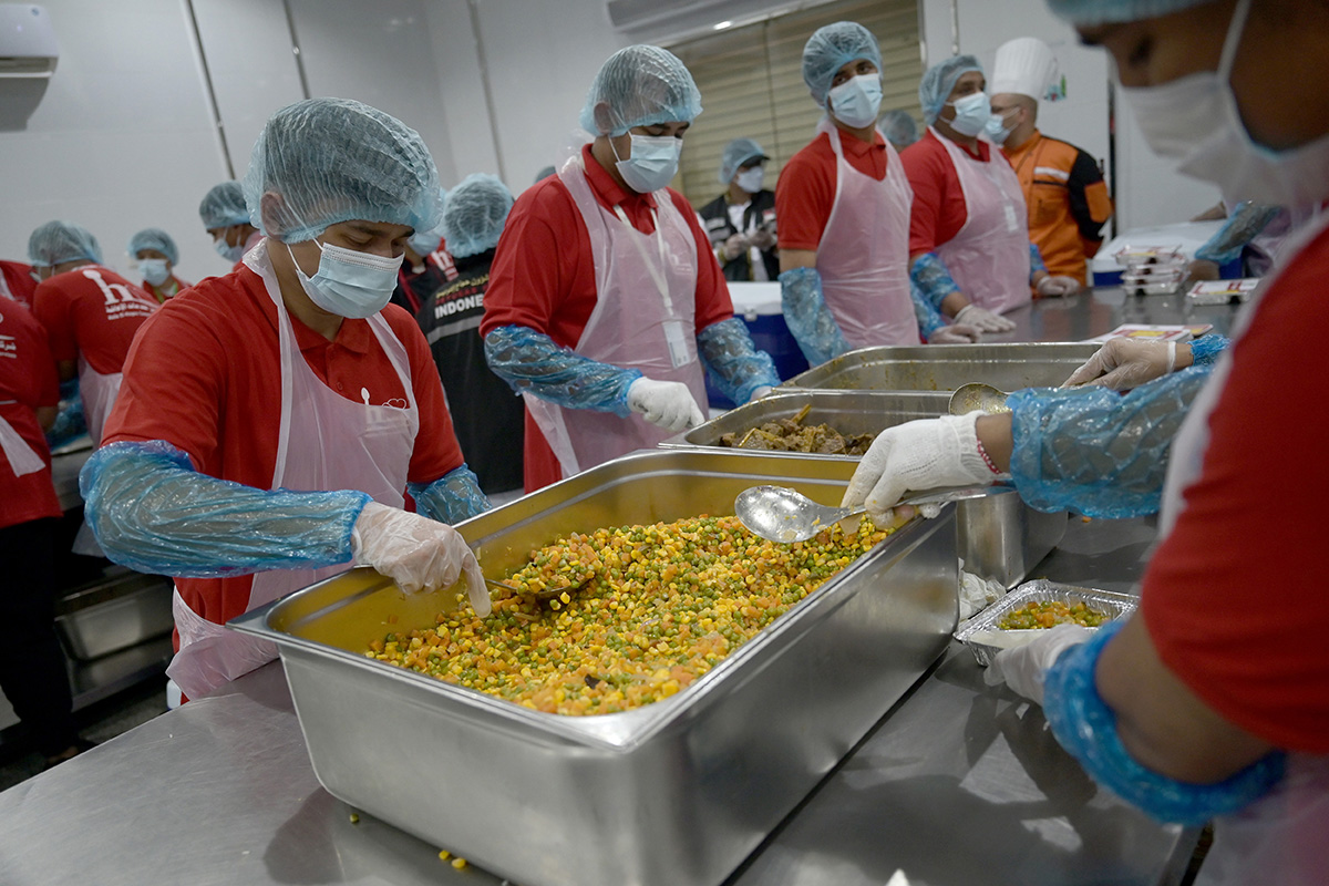 Sejumlah pekerja mengepak makanan untuk didistribusikan ke jamaah calon haji di Makkah, Arab Saudi, Rabu (22/5).