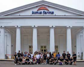 Peserta tur Telusur berfoto bersama di depan Gedung Kimia Farma.