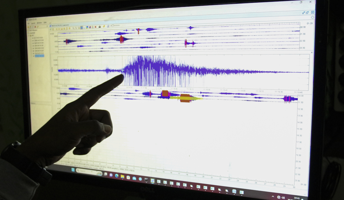 Petugas pos pemantau Gunung Lewotobi Laki-Laki menunjukkan seismogram digital