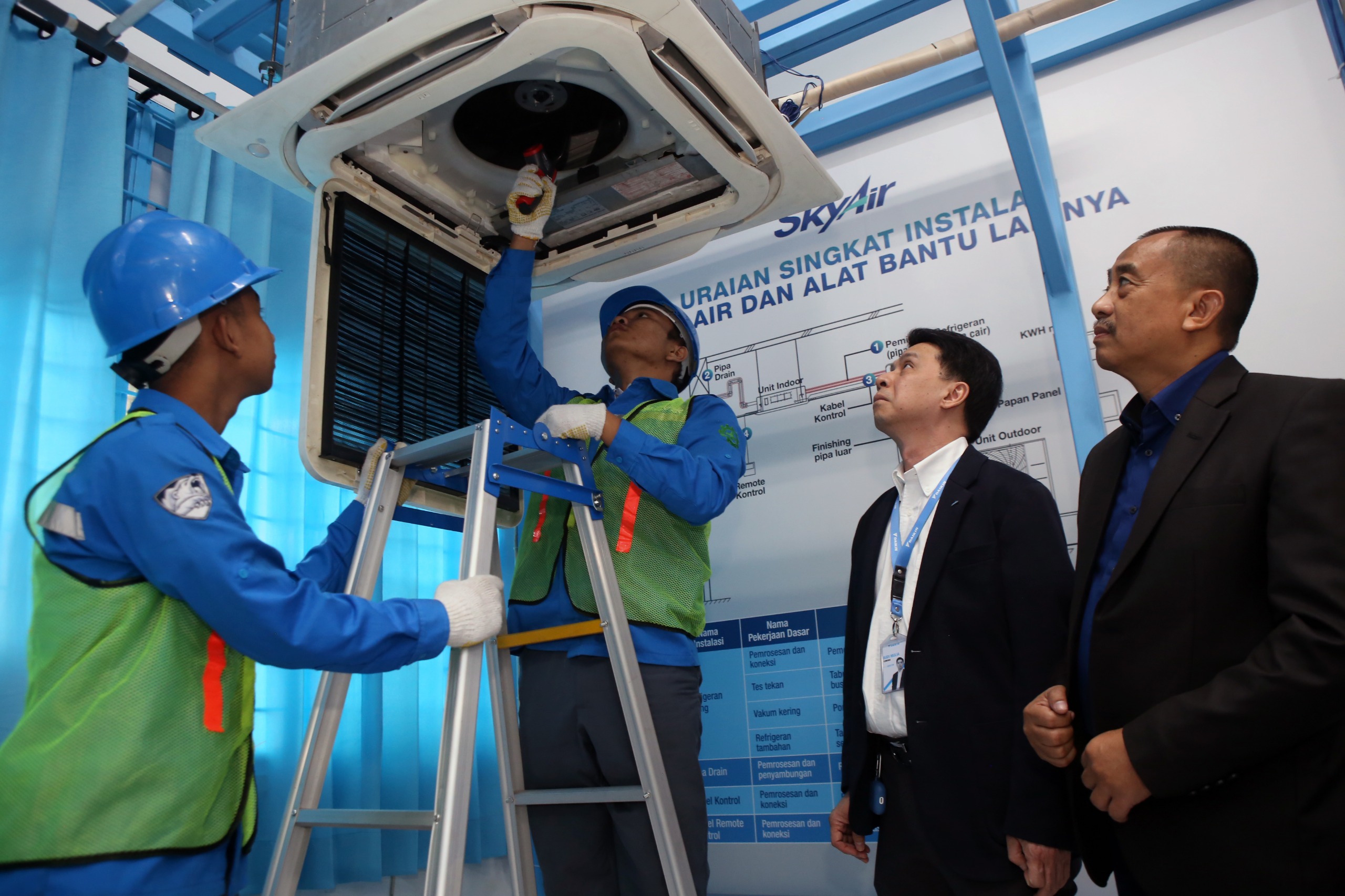 Pusat Keunggulan DAIKIN bagi di SMKN 1 Cimahi