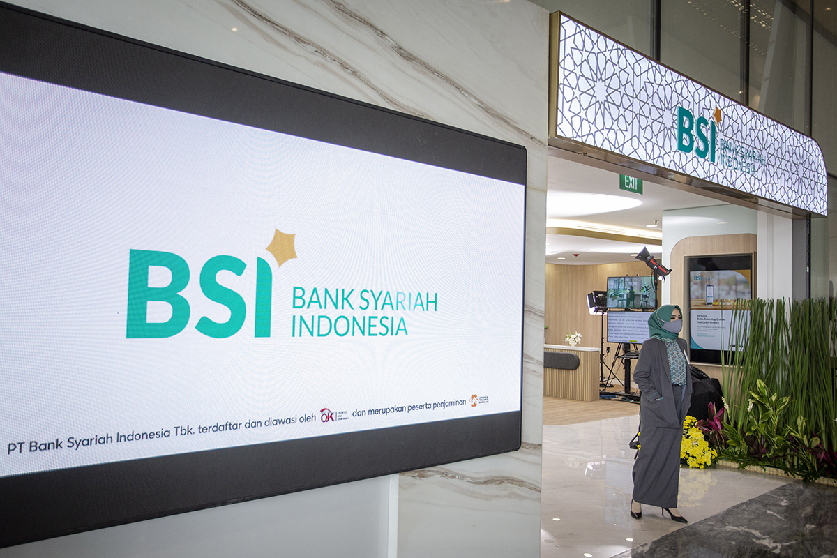 Pegawai berjalan di Bank Syariah Indonesia (BSI) usai diresmikan di Jakarta, Senin (1/2/2021). 