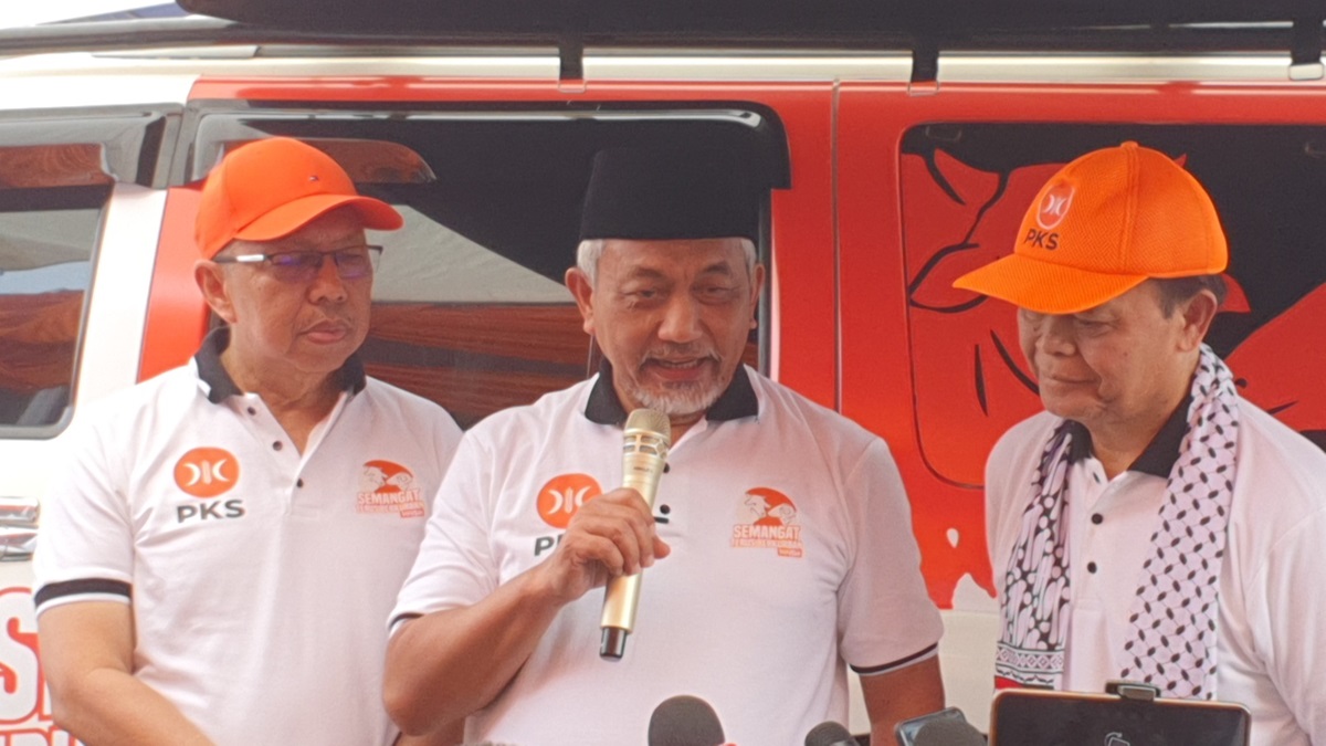 Presiden PKS Ahmad Syaikhu (tengah). 