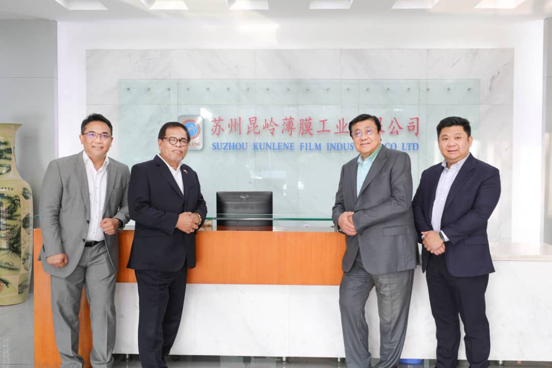 Duta Besar Indonesia untuk Tiongkok Djauhari Oratmangun  mengunjungi perusahaan Film Industries di Kota Suzhou