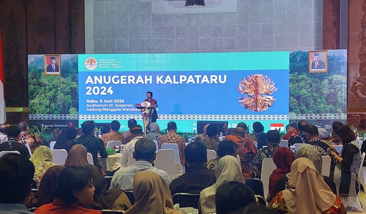 Menteri LHK, Siti Nurbaya Bakar dalam penganugerahanan Kalpataru 2024.