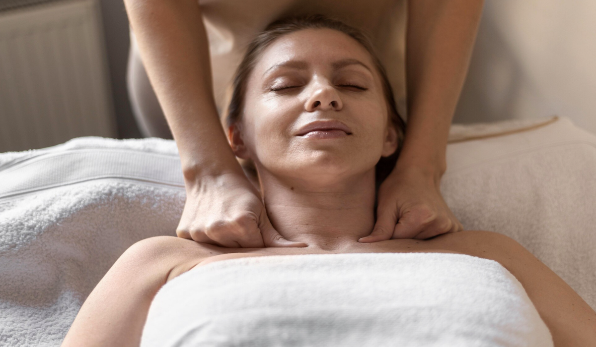 Ilustrasi pijat oksitosin bagi ibu menyusui