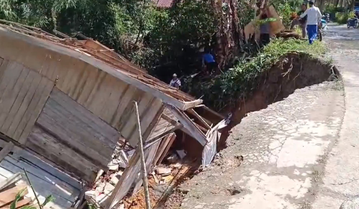 Rumah Warga di Mamasa Sulbar Ambruk dan Jatuh ke Jurang.