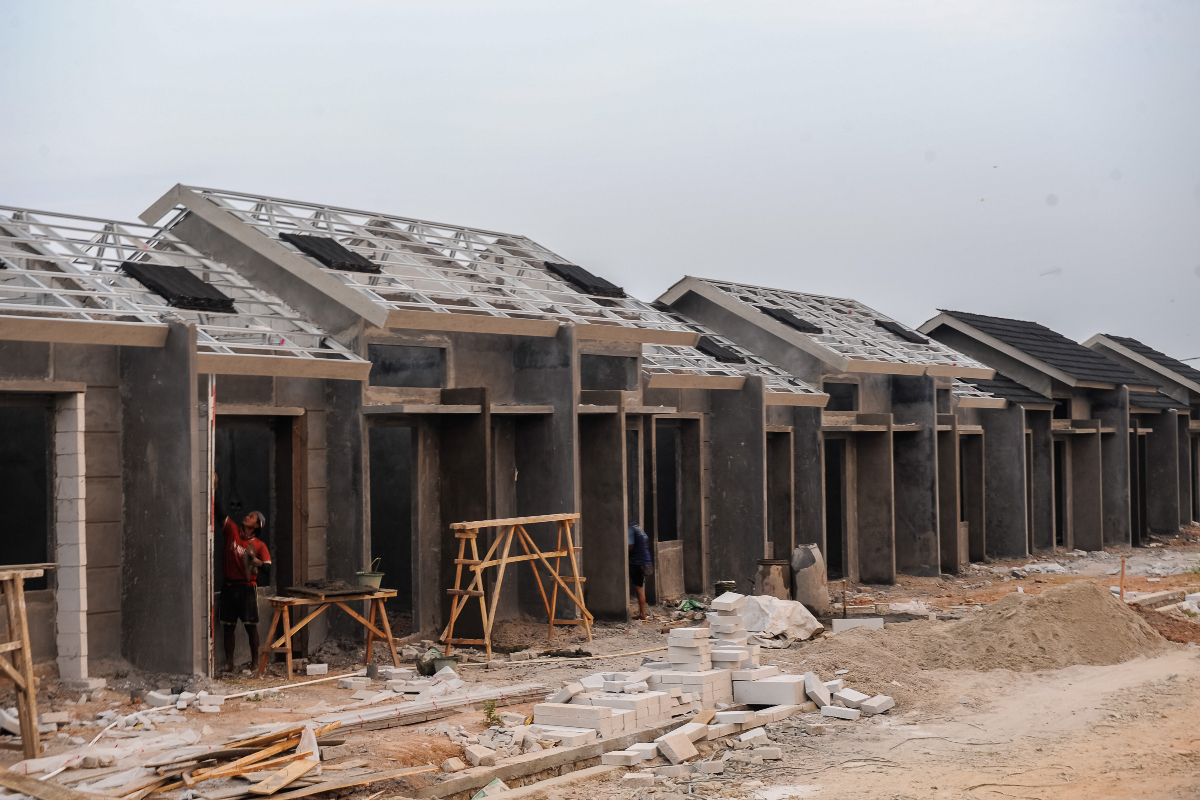 Pekerja membangun rumah di salah satu kompleks perumahan subsidi di Rangkasbitung, Lebak, Banten, Jumat (20/11/2023). Badan Pengelola Tabung