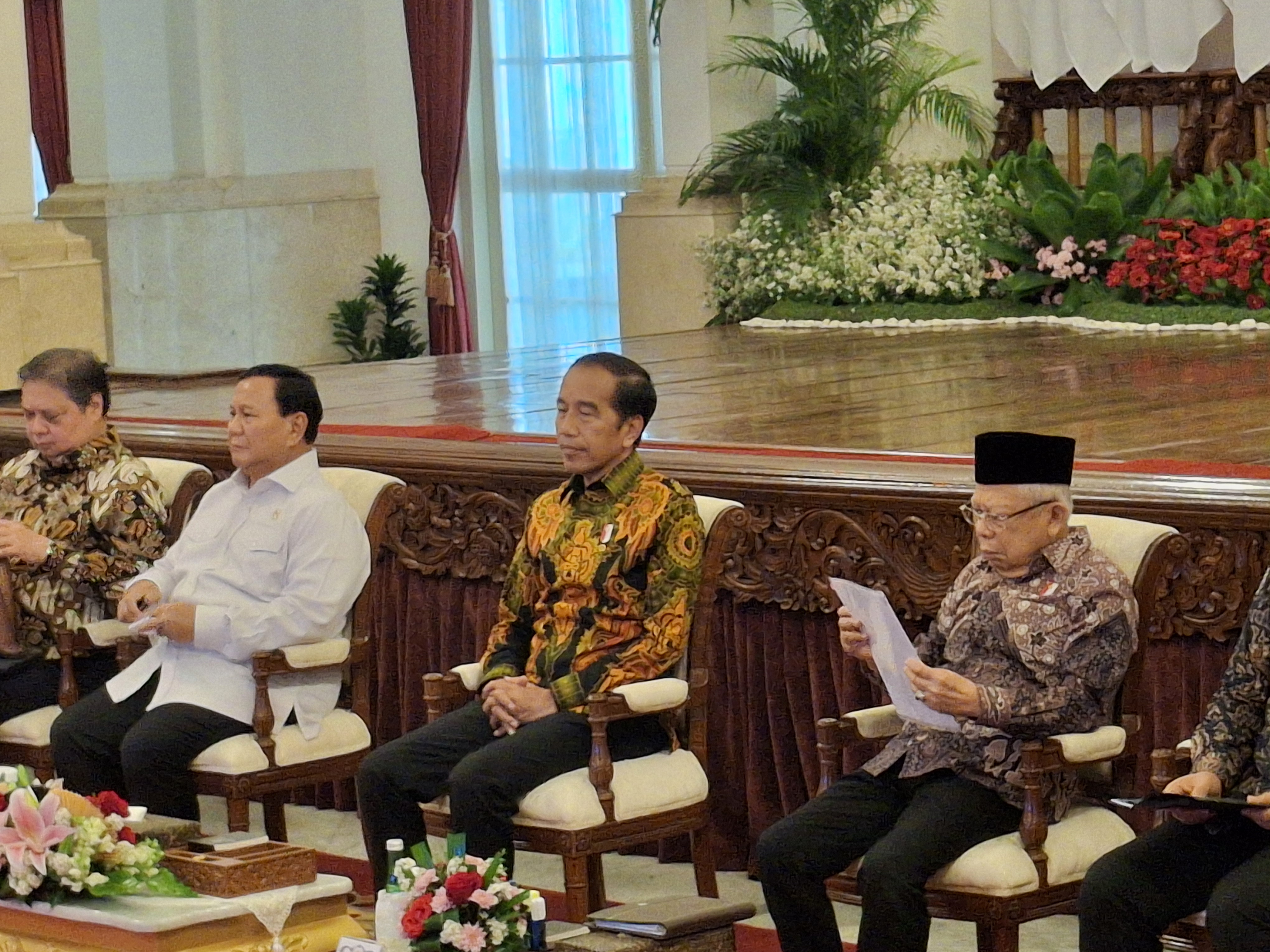 Prabowo duduk sejajar bersebelahan dengan Presiden Joko Widodo