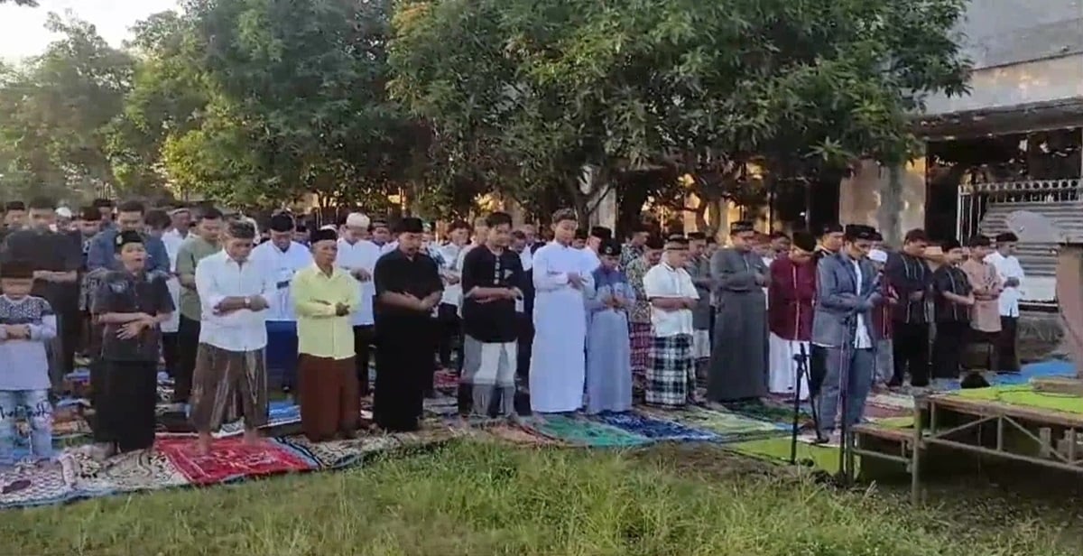 Warga eks korban lumpur Lapindo menggelar salat Idul Adha di Masjid Nurul Azhar, Kelurahan Siring, Kabupaten Sidoarjo. 